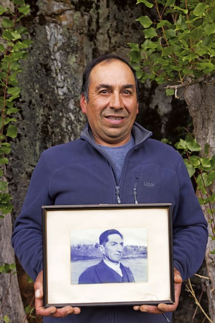 Ricardo Levicán con un retrato antiguo de su abuelo y fundador del paraje, don Candelario Mancilla.