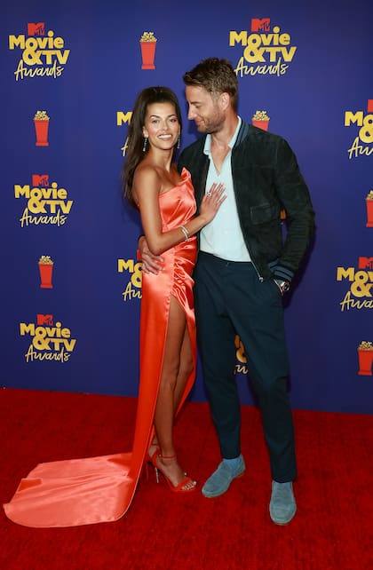 Por primera vez. El actor de This is us Justin Hartley junto a su novia, Sofia Pernas, posaron para los fotógrafos 