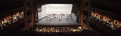 Por primera vez en Buenos Aires se presenta esta obra con todos los elencos: los los bailarines en el escenario, la orquesta en el foso y los coros en los palcos