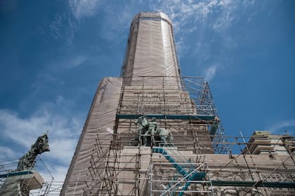 Por primera vez, la torre completa está tapada mientras se hacen las tareas de reparación y mantenimiento