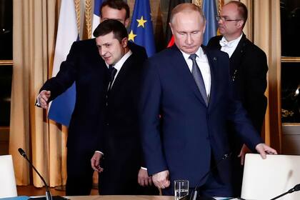 Volodimir Zelensky y Vladimir Putin durante una cumbre en París en el pasado. 