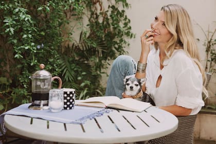 “Por primera vez, quiero sentir y estar presente.
Estoy aprendiendo a valorarme y a tenerme respeto”, cuenta Chloé. Acá, con Nelson, uno de sus perros.