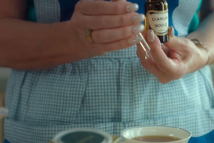 Por primera vez, un documental la reconstruye desde el expediente judicial y la voz del investigador, pero también la piensa como el exponente de una época que la sociedad creyó dejar atrás, pero cuyos rasgos hoy vuelven a imponerse