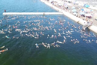 Por qué cientos de personas se reunieron para flotar en la laguna de Mar Chiquita