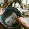 Por qué deberías poner una hoja de papel de diario en el fondo del tacho de basura