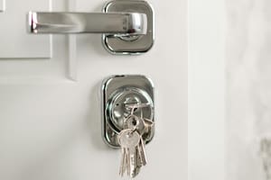 Por qué dejar las llaves en la cerradura de tu casa puede significar un riesgo