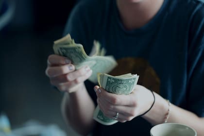 Por qué el dólar oficial subió 20 pesos