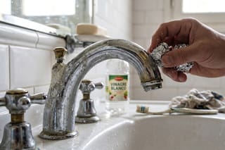 El truco de las bolitas de papel aluminio que elimina el sarro de los grifos en cinco minutos