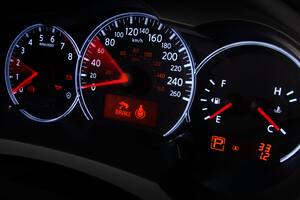 ¿Por qué el velocímetro del carro marca diferente velocidad que el Waze o Google Maps? Cuidado con las multas