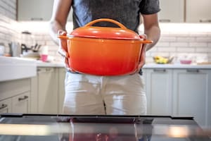 Por qué es más saludable hornear que freír: descubrí qué esconden estos métodos de cocción