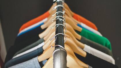 Por qué es mejor vestirse con ropa de oficina aun cuando se hace teletrabajo