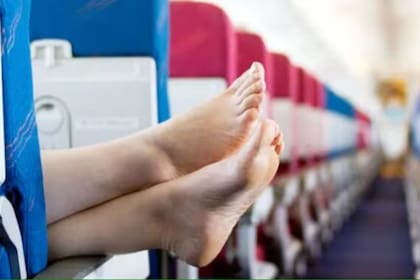 Por qué hay que evitar quitarse el calzado en el avión
