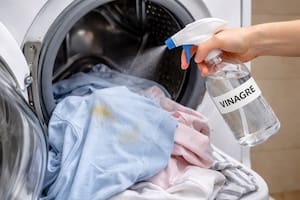 Por qué hay que rociar con vinagre la ropa antes de lavarla