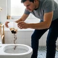 Por qué hay que tirar café usado en el inodoro