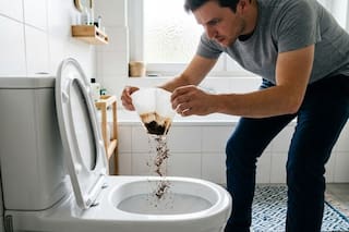 Por qué hay que tirar café usado en el inodoro