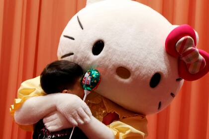 Una celebración de Hello Kitty en Tokio. "Lo que más le gusta es hacer amigos", define la empresa creadora del personaje
NURPHOTO (NURPHOTO VIA GETTY IMAGES)