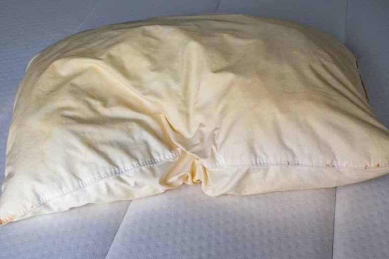Por qué las almohadas se vuelven amarillas con el tiempo y cómo resolverlo
