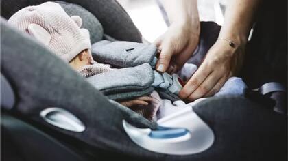 ¿Por qué los padres olvidan a sus hijos en el carro? Hay consenso entre los expertos de que, en la mayoría de los casos, los padres no olvidan a sus hijos en el carro por negligencia.