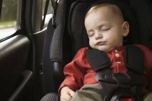 Cómo explica la ciencia que los padres olviden a sus niños dentro del auto