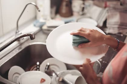 Por qué los platos quedan con mal olor y qué hacer para evitarlo