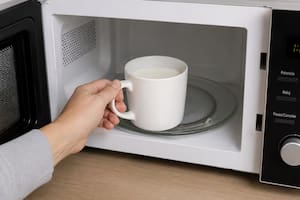 Por qué no es recomendable calentar agua y leche en el microondas