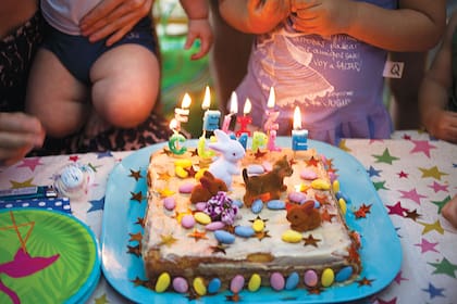 ¿Por qué no decorar la torta con juguetes del cumpleañero?