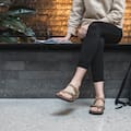 Por qué no recomiendan apoyar las carteras o mochilas en el piso