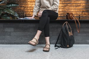 Por qué no recomiendan apoyar las carteras o mochilas en el piso