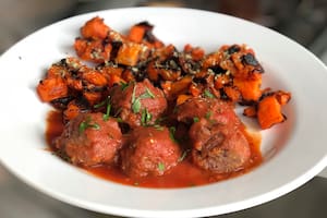 ¿Por qué palabras como ‘almóndiga’ y ‘toballa’ aparecen en el diccionario, si no son correctas?