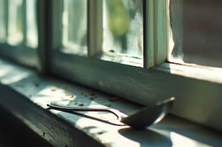 Por qué recomiendan poner una cuchara en la ventana: esta es la explicación