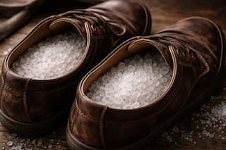 Los beneficios de poner sal gruesa en los zapatos durante la noche