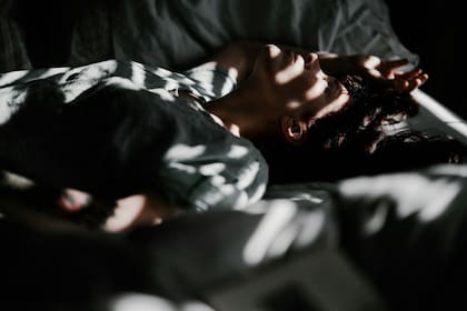 ¿Por qué sobrepiensa justo antes de irse a dormir? Lo que debe saber sobre la ansiedad nocturna