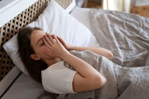 ¿Por qué sobrepiensa justo antes de irse a dormir? Lo que debe saber sobre la ansiedad nocturna