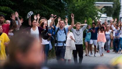 Por seguridad, decenas de personas fueron evacuadas con las manos en alto del shopping de Munich