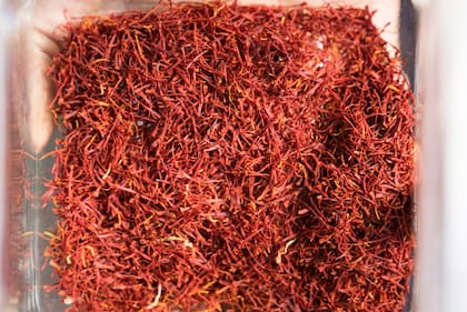 Por su alto precio y su compleja producción el azafrán es llamado también "oro rojo".