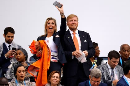 Por su efusividad, la reina destacó en la Ceremonia de Apertura de los Juegos Olímpicos. Sin temor a mojarse y con un look con naranja, el color tradicional de la Casa de Orange, la reina saludó el paso de su equipo desde el palco oficial. Ni la lluvia pudo con ella