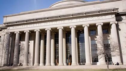 Por su evidente inteligencia, se ganó una beca para estudiar en el MIT.