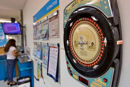 Por su premio extraordinario, los boletos también cuestan más de lo normal: el valor del entero es de $30.000, mientras que un décimo cuesta $3000