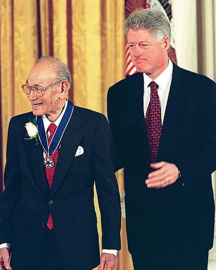 Por su valiente oposición a la injusticia del internamiento de ciudadanos japoneses-estadounidenses durante la guerra, Fred Korematsu recibió en 1998 la Medalla Presidencial de la Libertad, el más alto honor civil otorgado por el gobierno de Estados Unidos, de manos del presidente Bill Clinton