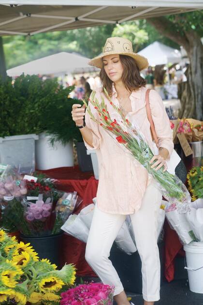 "Por suerte, me adapté enseguida, cosa que no me pasó en Los Ángeles. Me reencontré con argentinos que ya conocía como Inés Rivero y me conecté con argentinos que no conocía, latinos y algunos gringos con swing (risas). Lo genial de Miami es que tenemos una comunidad variopinta y multilatina muy cálida, una cualidad que en otros estados ya es más difícil de encontrar", dice Deborah.