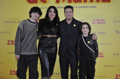 Por supuesto, en la avant premiere de su film, a José María Listorti no le podía faltar el apoyo de su mujer, Mónica González, y de sus hijos