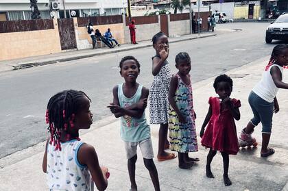 “Por supuesto, lo más impactante es el nivel de pobreza, el sueldo básico es de 30 mil kwanzas, cuando en el súper ya te gastás entre 50 mil y 100 mil, por eso hay tanta gente en situación de calle. Sin embargo, debo destacar la limpieza, están todo el tiempo limpiando las playas y las calles, y la gente es muy amable y respetuosa siempre: nadie te va a molestar, nadie te va a acosar, nadie te va a decir nada si vas con un shorcito en la calle como pasa en Argentina “. (Foto: Candela Abdala)