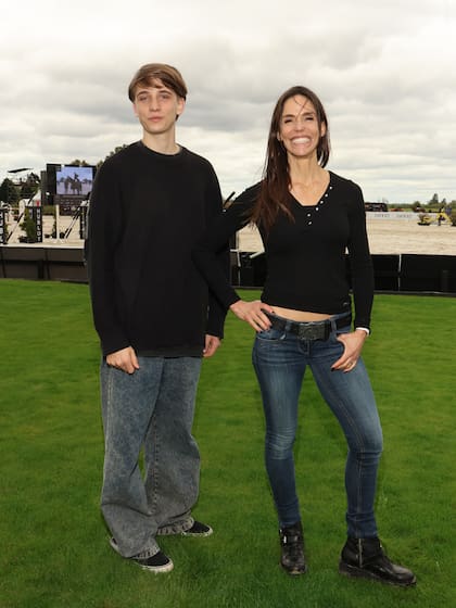 Por supuesto que una de las personas que estuvo presente fue su mamá, María Susini, que posó junto a otro de sus hijos, Jano