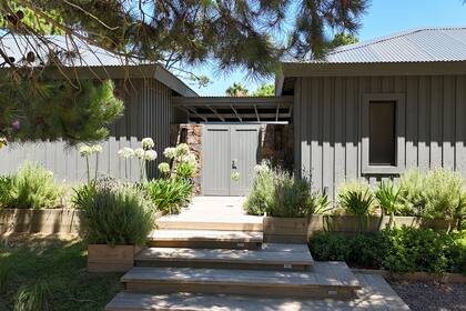 Por sus ventajas económicas y de tiempos, el estudio privilegia el wood frame y el steel frame, aunque también construye en hormigón y materiales tradicionales.