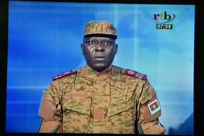 Por televisión estatal, el Teniente Coronel Mamadou Bamba anuncia el golpe de Estado