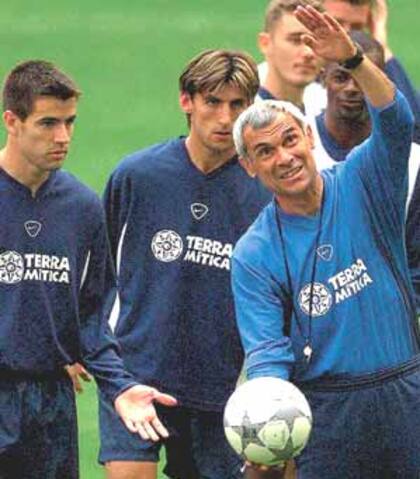 Héctor Cúper como entrenador de Valencia, con el que llegó a dos finales de Champions
