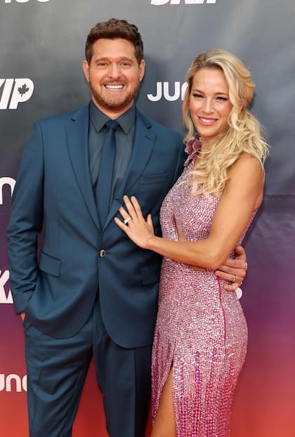 Por tercera vez, Michael Bublé ofició como presentador de los Premios Juno; galardón canadiense que reconoce lo mejor de la industria musical. El cantante, que ya tiene 15 estatuillas en su poder, estuvo acompañado por su esposa, Luisana Lopilato, quien brilló en la alfombra roja con un sensual vestido rosa de lentejuelas. La pareja no dudó en mostrar su amor con un romántico beso ante los flashes
