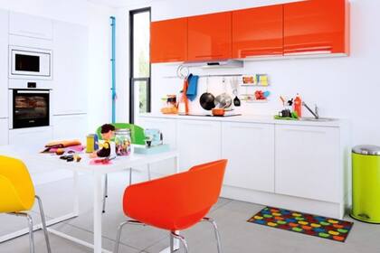 Por todos lados. En esta cocina, los colores llamativos aparecen en distintos elementos: las sillas, las alacenas, y el tacho de basura, entre otros, dan vida a este ambiente con bases neutras