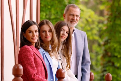 Por tratarse de un espacio abierto al público, el lugar que eligieron
los Reyes para su posado habla de un gesto en busca de quitarles exclusividad y lejanía a las fotos.