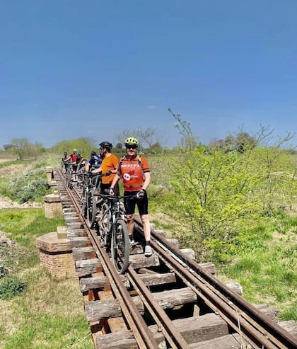 Por un antiguo puente, entre Plomer y Azcuénaga